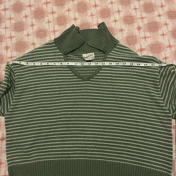 Target Universal Thread sweater - Picture 4 of 4